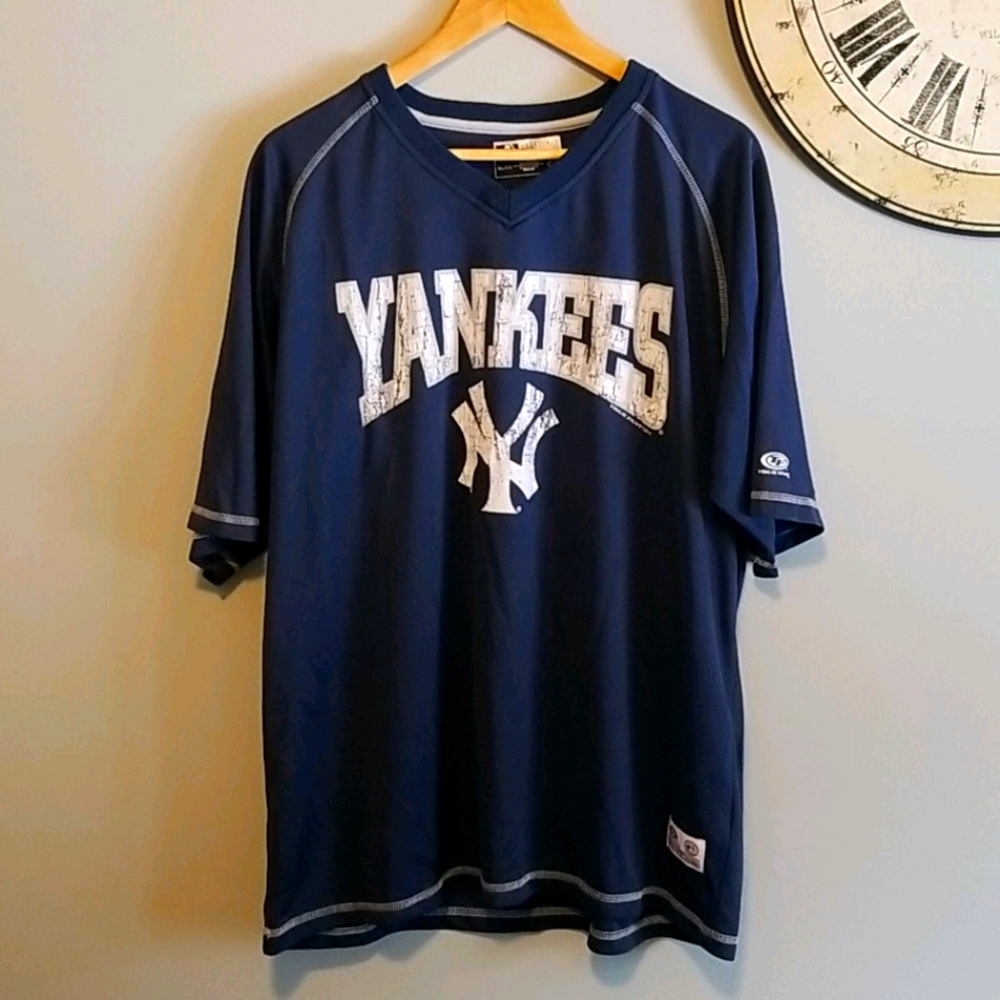 ⚾️Yankee's  SS v neck tee shirt XL